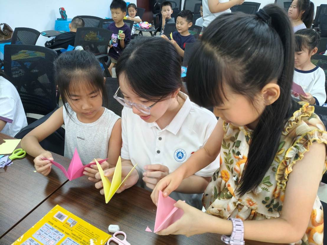 小孩们在吃东西 AI 生成的内容可能不正确。