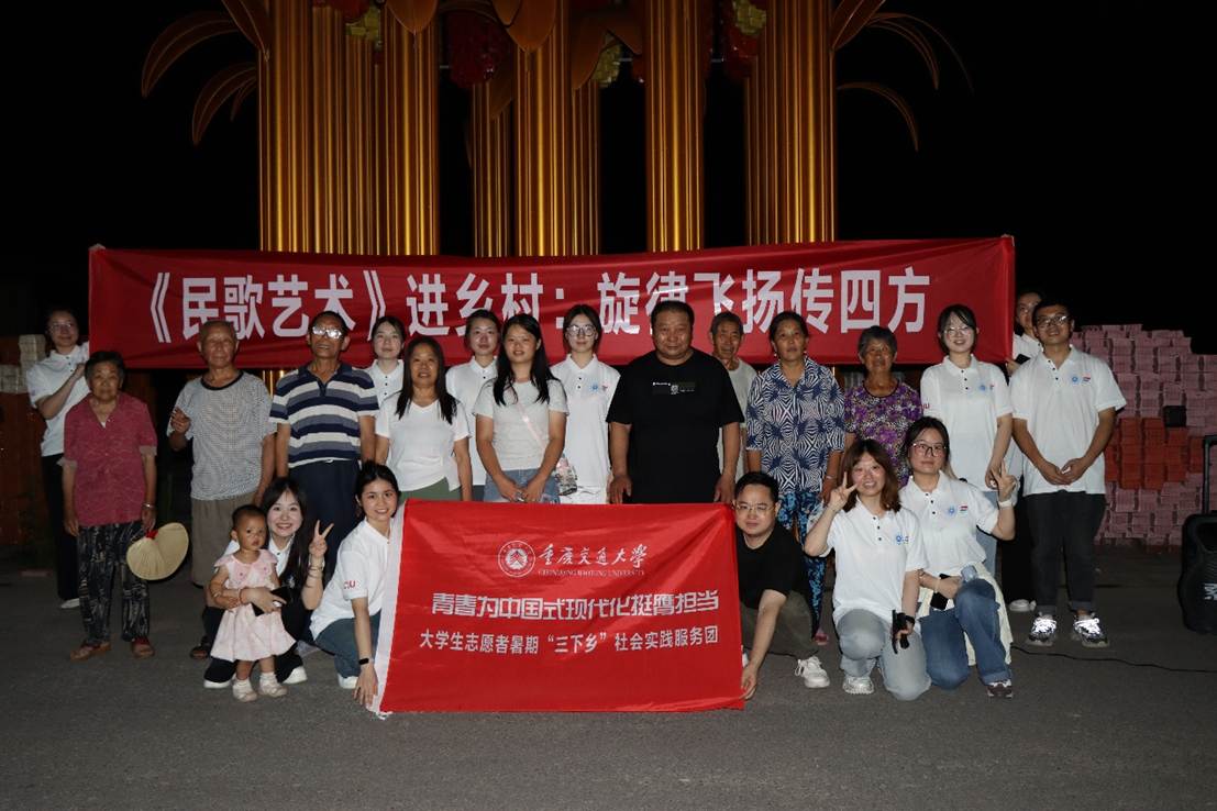 一群人站在台上 AI 生成的内容可能不正确。